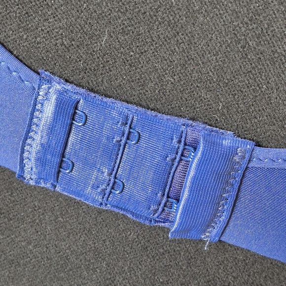 Bali Smoothing Breathable Underwire Bra w/ Convertible Straps in Navy - Size 34B - Picture 10 of 16